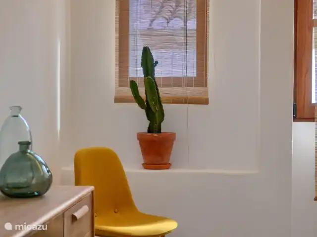 Casa En Grenyo huren in Spanje, Costa Blanca, Jávea - stadswoning Ruime en lichte slaapkamer 2 met hoog plafond op de tweede verdieping. Bestaande uit een tweepersoonsbed van 2.00m bij 160cm. Met airconditioning (warmte/koude).