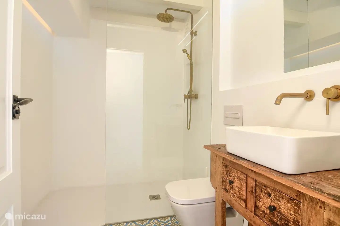 Precioso ba&#241;o en el segundo piso con una espaciosa ducha, inodoro y lavabo.