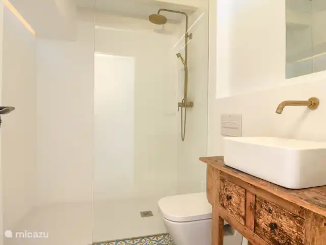 Casa En Grenyo huren in Spanje, Costa Blanca, Jávea - stadswoning Heerlijke badkamer op de tweede verdieping met ruime inloopdouche, toilet en wastafel.