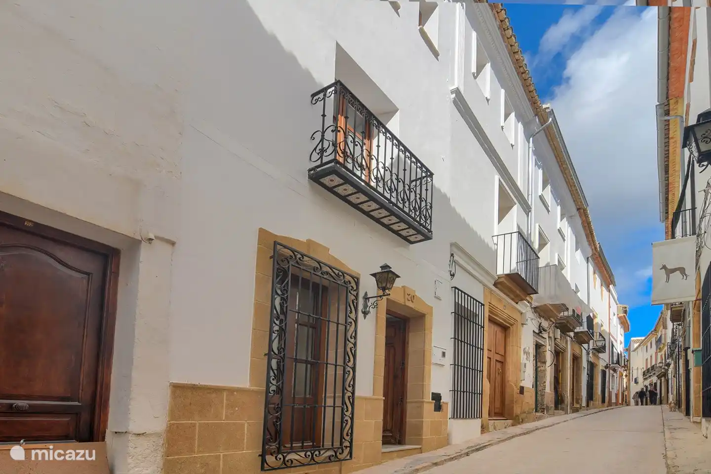 Casa En Grenyo se encuentra en una calle tranquila entre varias plazas bonitas. Mercado, terrazas y restaurantes est&#225;n a la vuelta de la esquina.