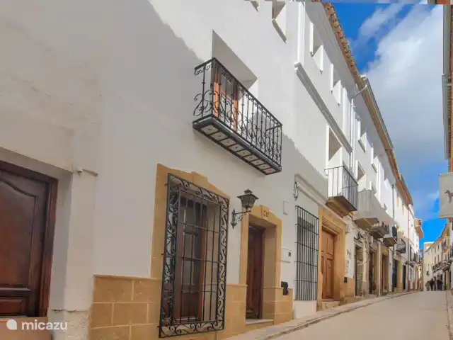 Casa En Grenyo huren in Spanje, Costa Blanca, Jávea - stadswoning Casa En Grenyo ligt in een rustig straatje tussen meerdere leuke pleintjes in. Mercado, terrassen en restaurants liggen om de hoek.