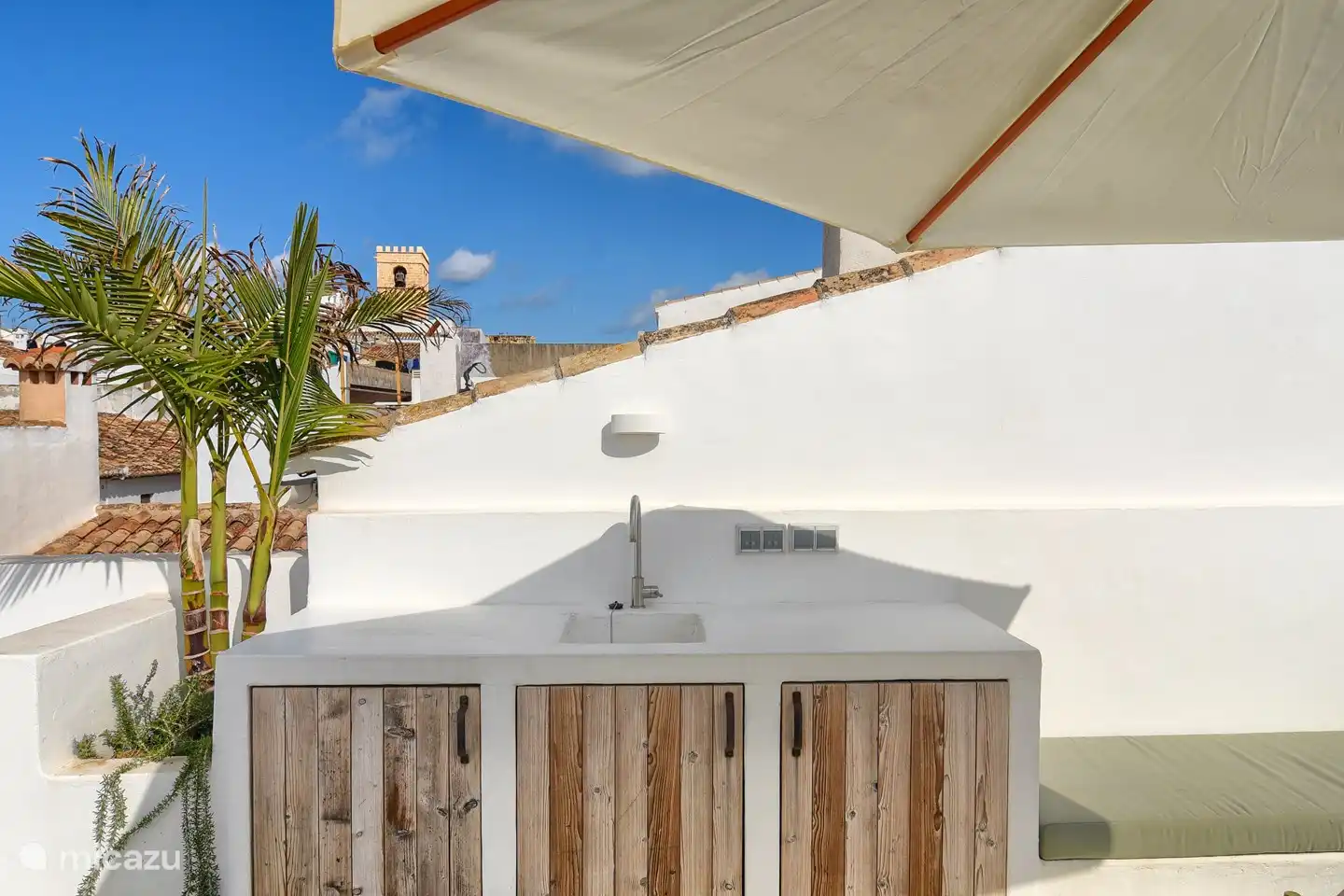 Con nevera para una bebida helada.