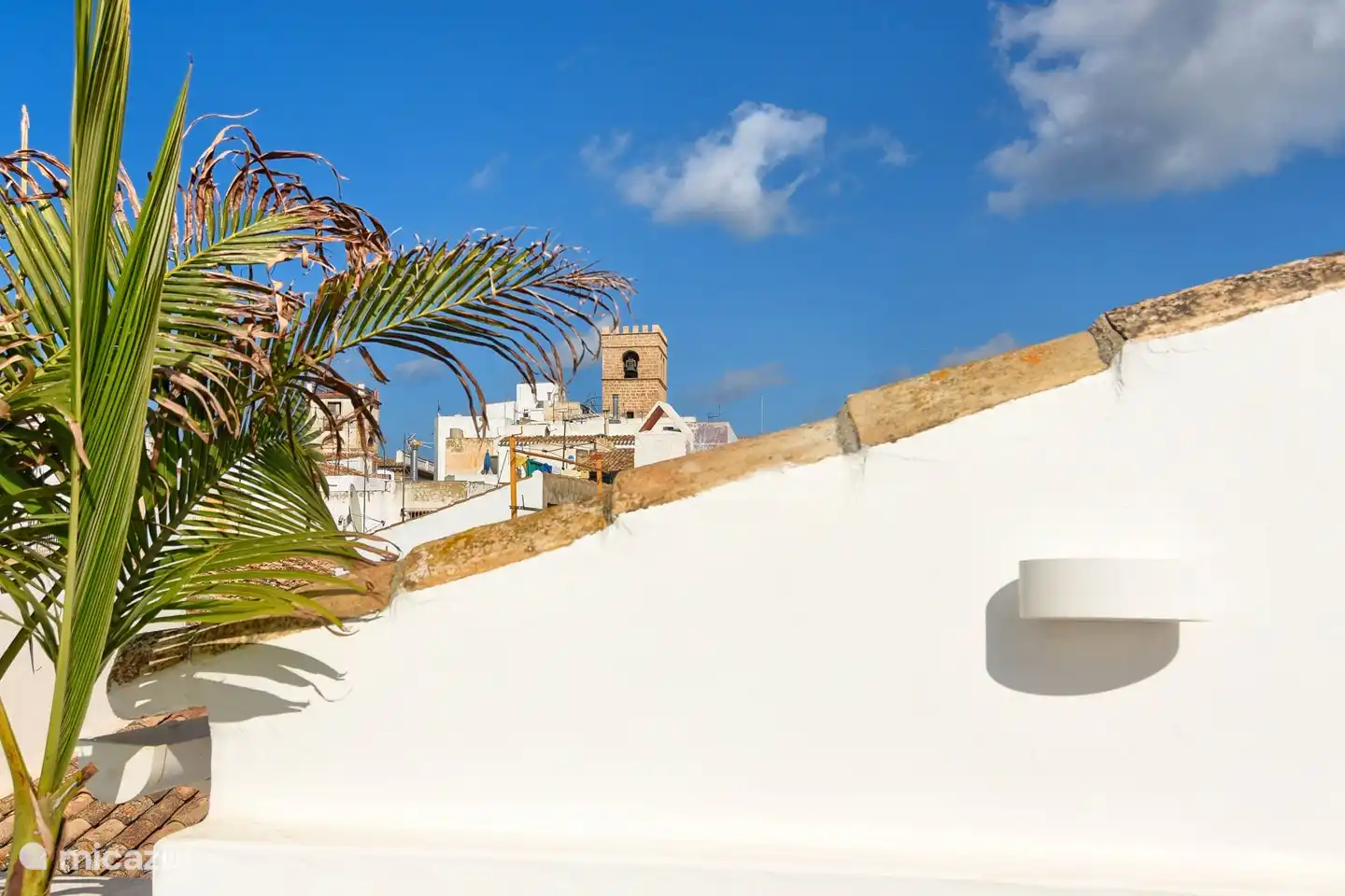 Vista de la torre de la iglesia del antiguo pueblo de J&#225;vea.