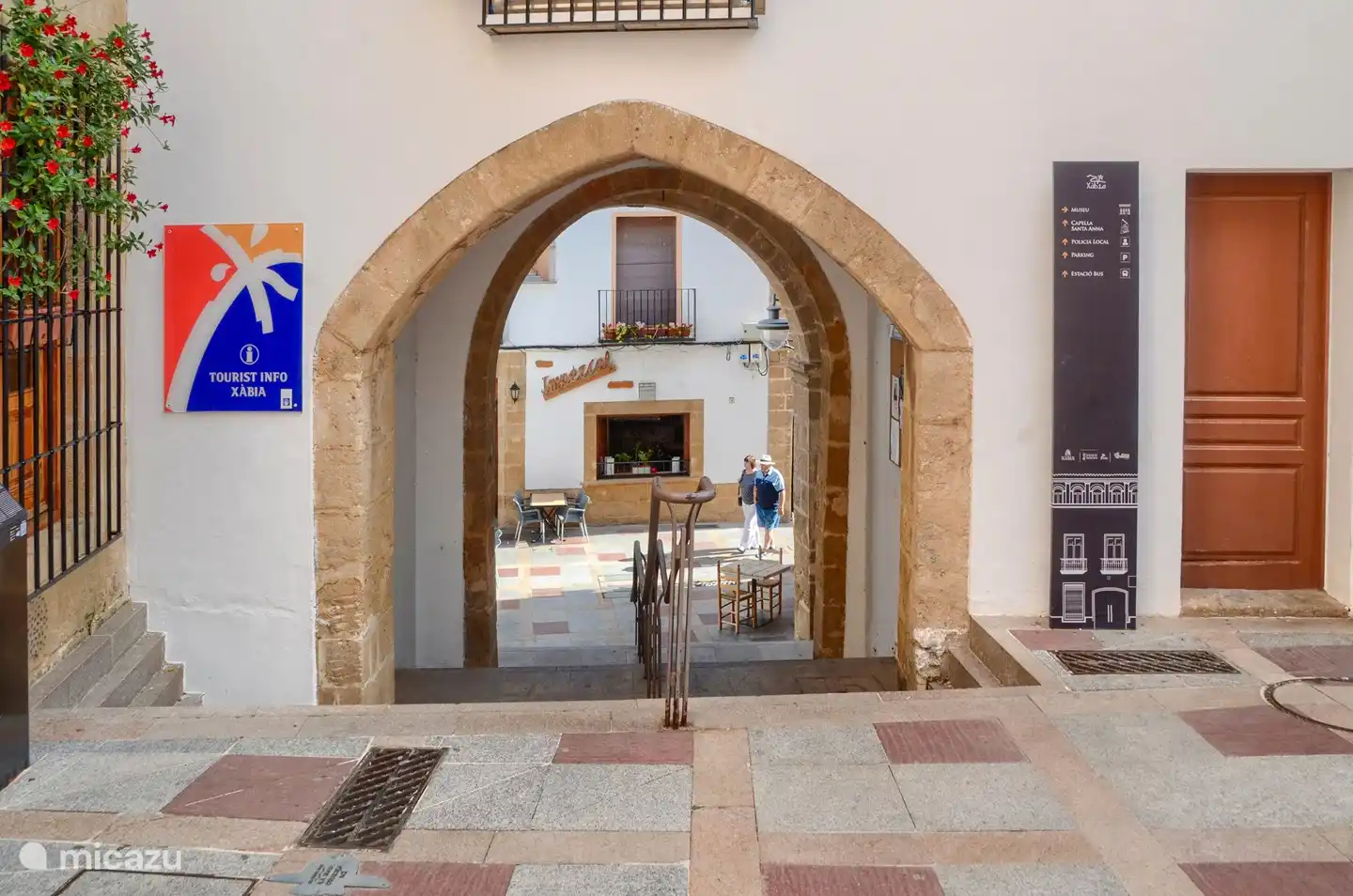 Desde Casa En Grenyo se puede ir andando a terrazas, restaurantes, supermercados y tiendas.