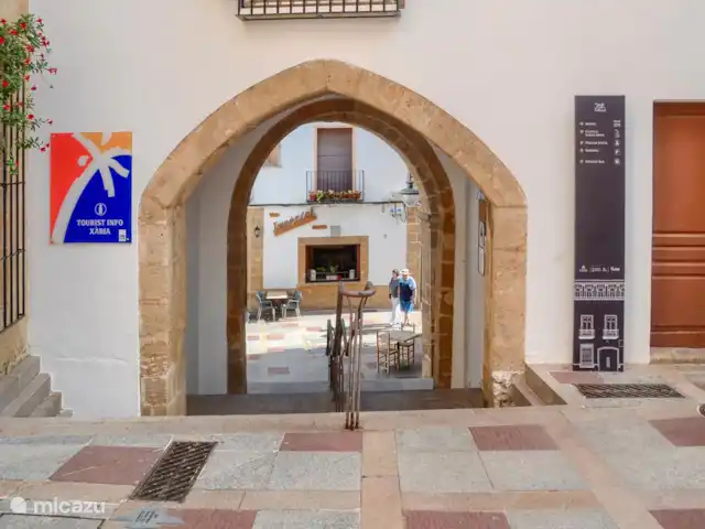 Casa En Grenyo huren in Spanje, Costa Blanca, Jávea - stadswoning Vanuit Casa En Grenyo loop je zo naar terrasjes, restaurants, supermarkten en winkels.