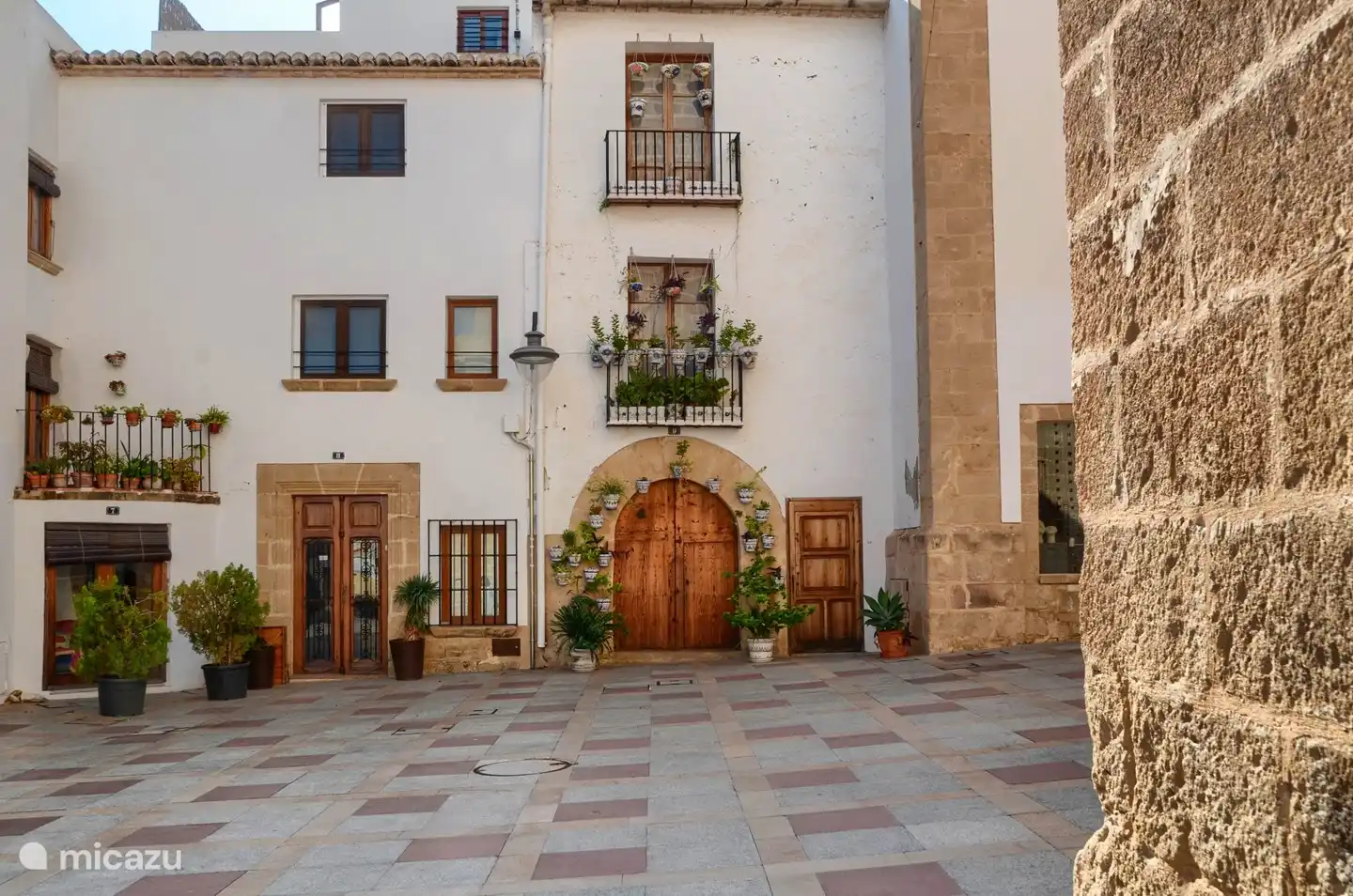 Desde Casa En Grenyo se puede ir andando a terrazas, restaurantes, supermercados y tiendas.
