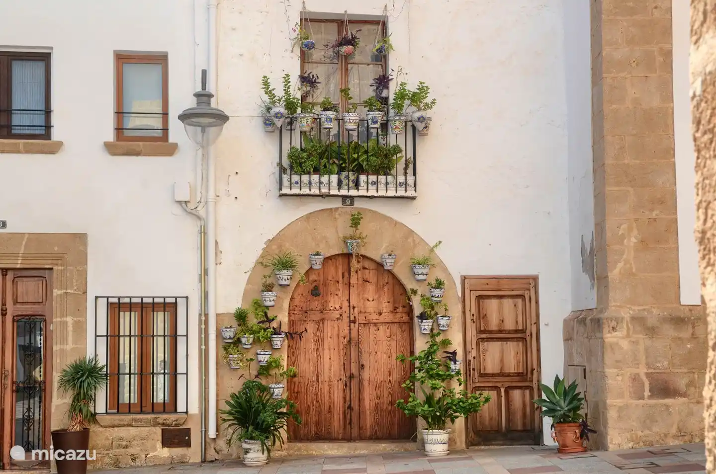 Desde Casa En Grenyo se puede ir andando a terrazas, restaurantes, supermercados y tiendas.