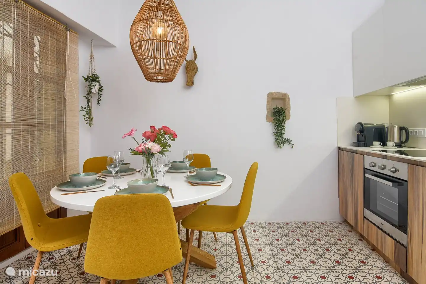 Cocina con sala de estar.