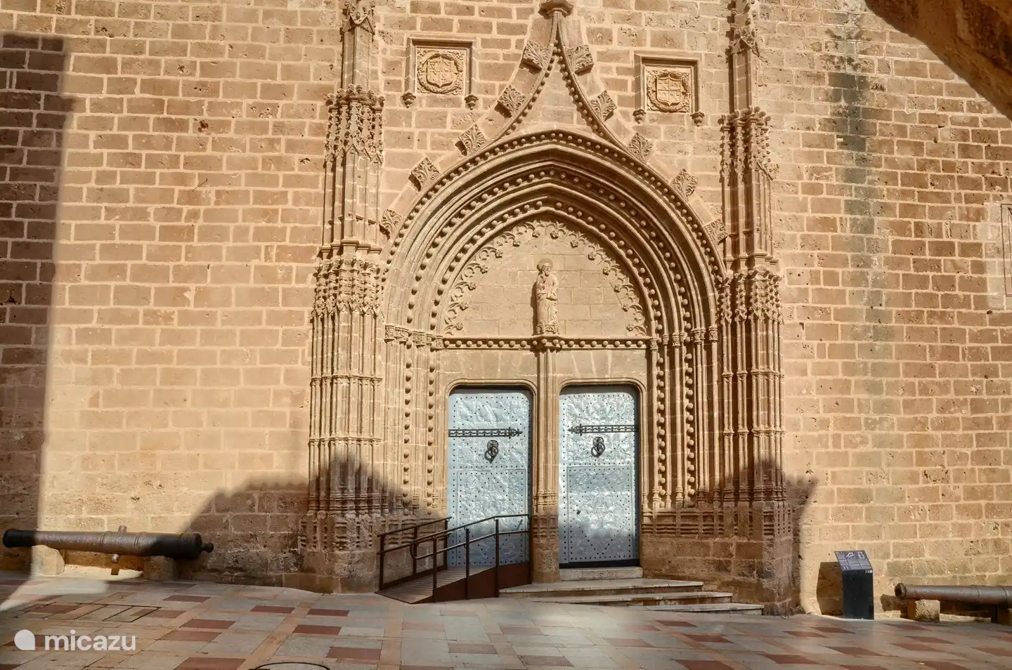 Desde Casa En Grenyo se puede ir andando a terrazas, restaurantes, supermercados y tiendas.