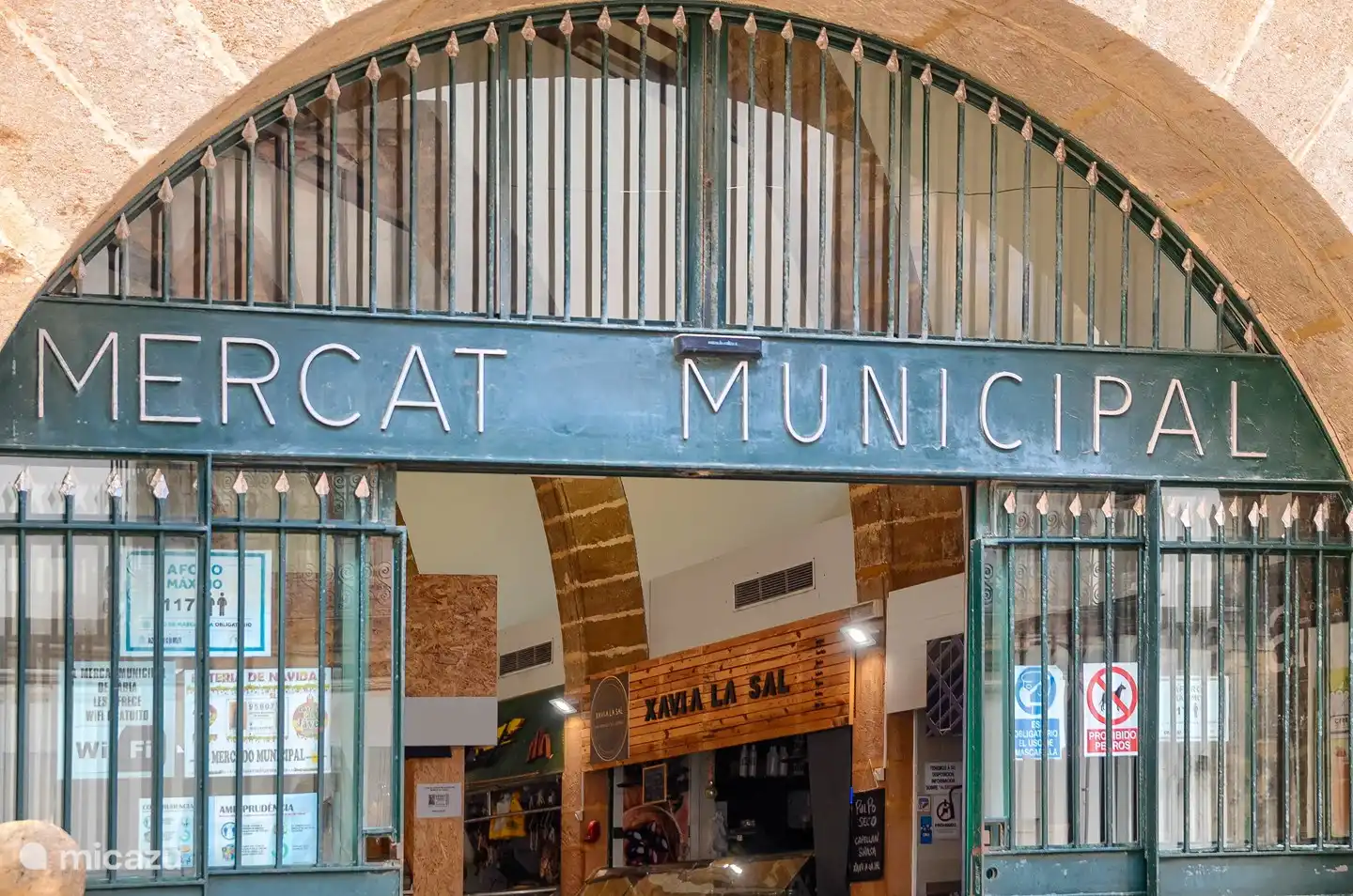 Desde Casa En Grenyo se puede ir andando a terrazas, restaurantes, supermercados y tiendas.