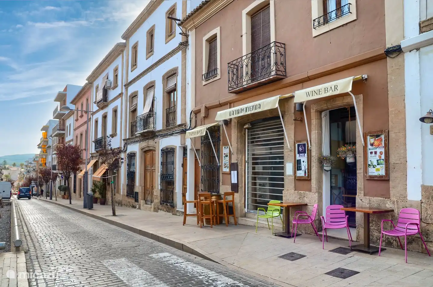 Desde Casa En Grenyo se puede ir andando a terrazas, restaurantes, supermercados y tiendas.
