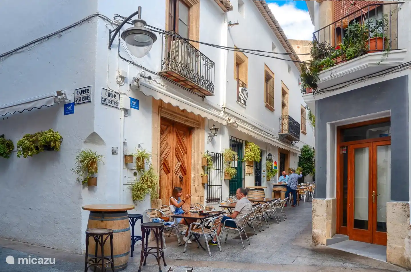 Desde Casa En Grenyo se puede ir andando a terrazas, restaurantes, supermercados y tiendas.