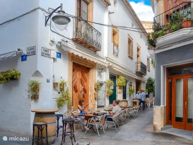 Casa En Grenyo huren in Spanje, Costa Blanca, Jávea - stadswoning Vanuit Casa En Grenyo loop je zo naar terrasjes, restaurants, supermarkten en winkels.