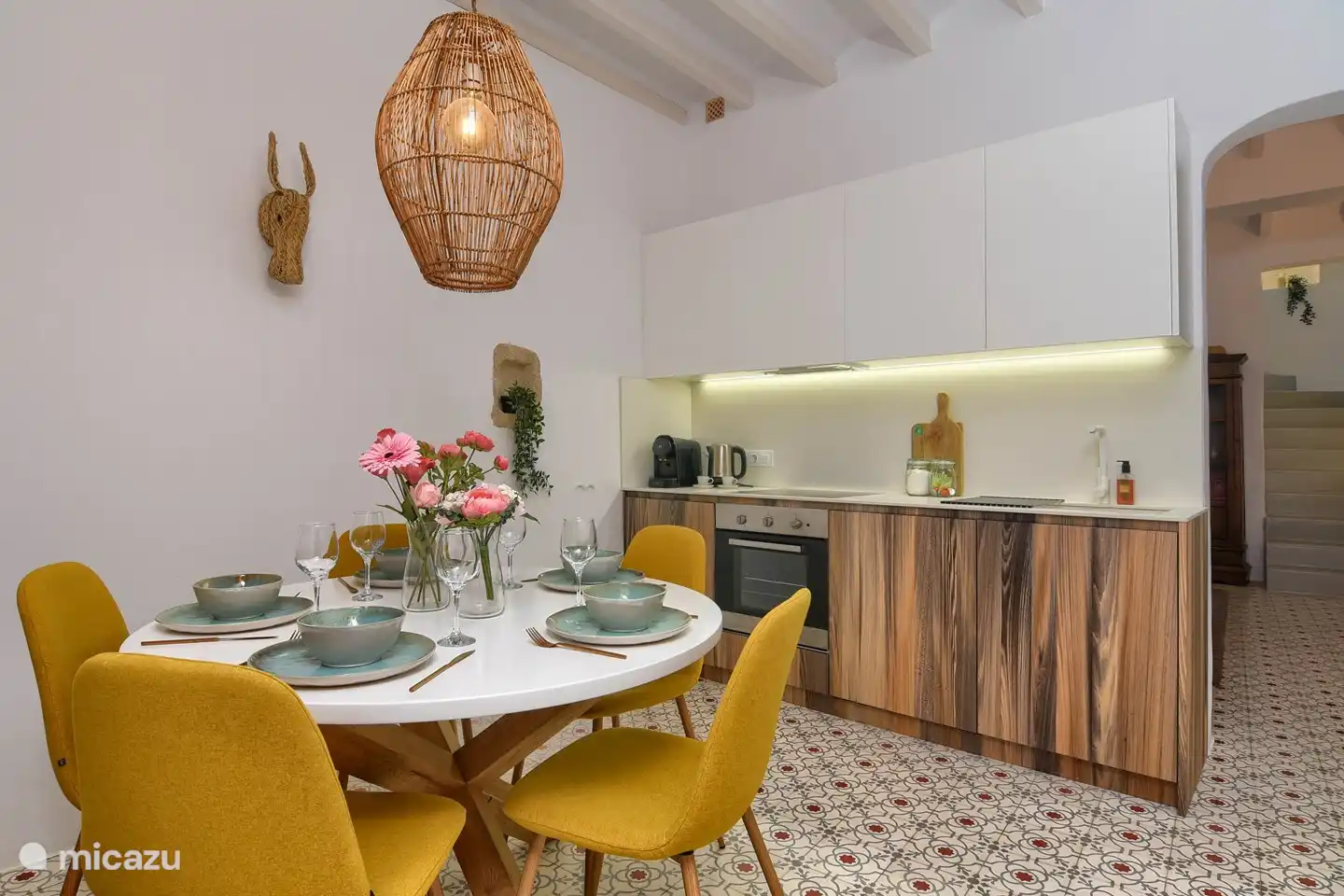 Cada piso en Casa En Grenyo tiene su propio piso de baldosas estampadas con baldosas de cemento hechas a mano.