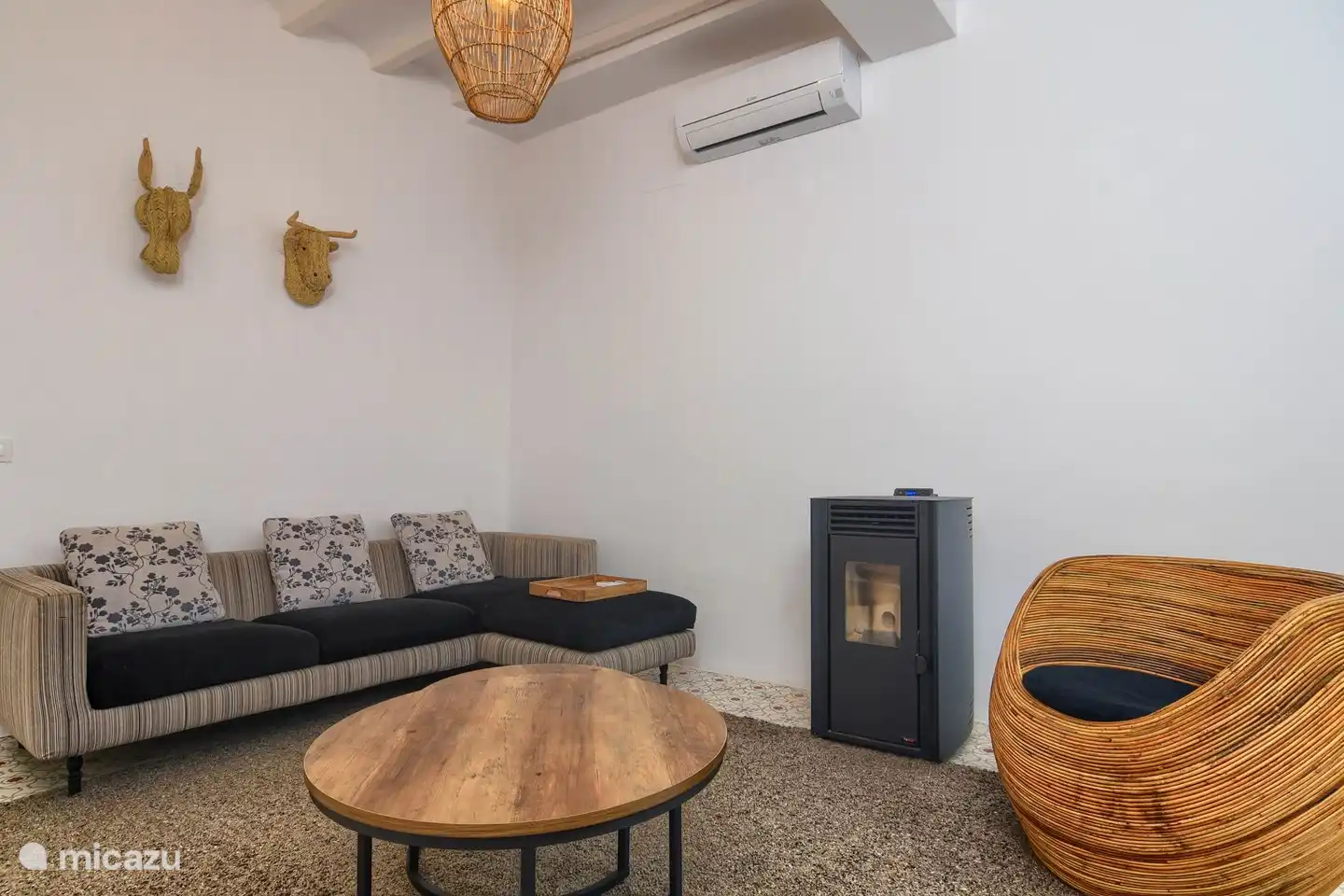 Sal&#243;n con aire acondicionado (fr&#237;o y calor) y estufa de pellets para los meses de invierno.