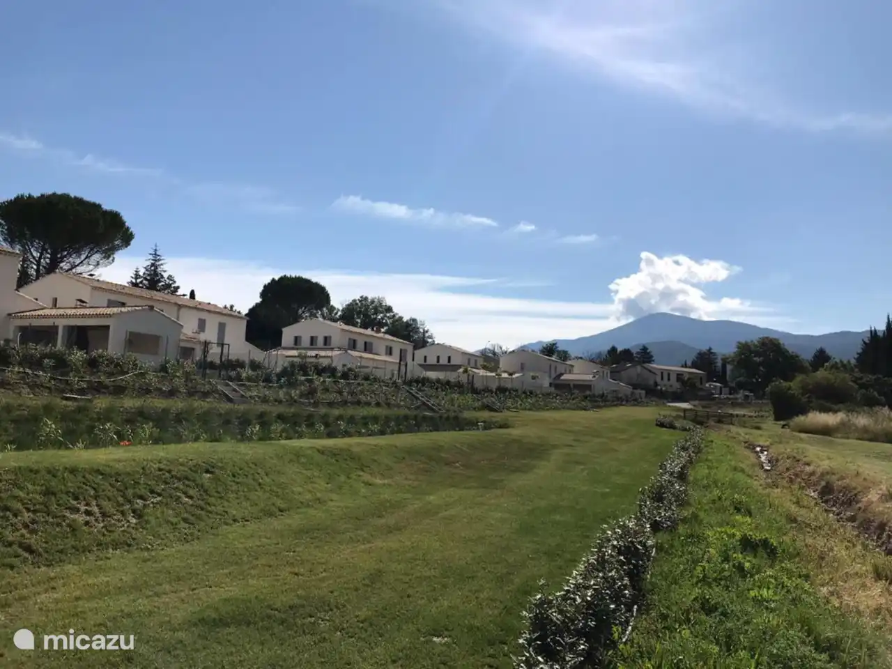 Notre Villa en Provence est située sur le nouveau domaine privé Les Palivette avec son propre parc bordant un ruisseau et un parc municipal bordant le centre du village. Vous pouvez vous promener dans le parc jusqu'au centre en 5 minutes.