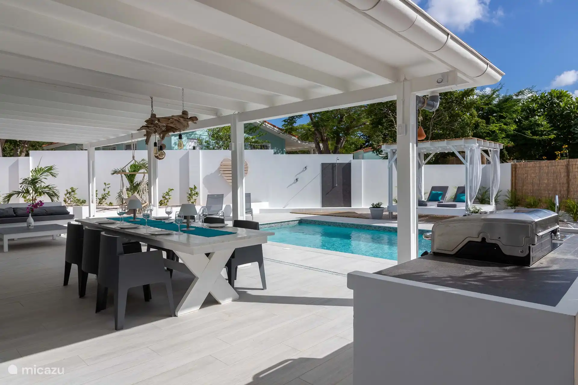 Geräumige überdachte Veranda