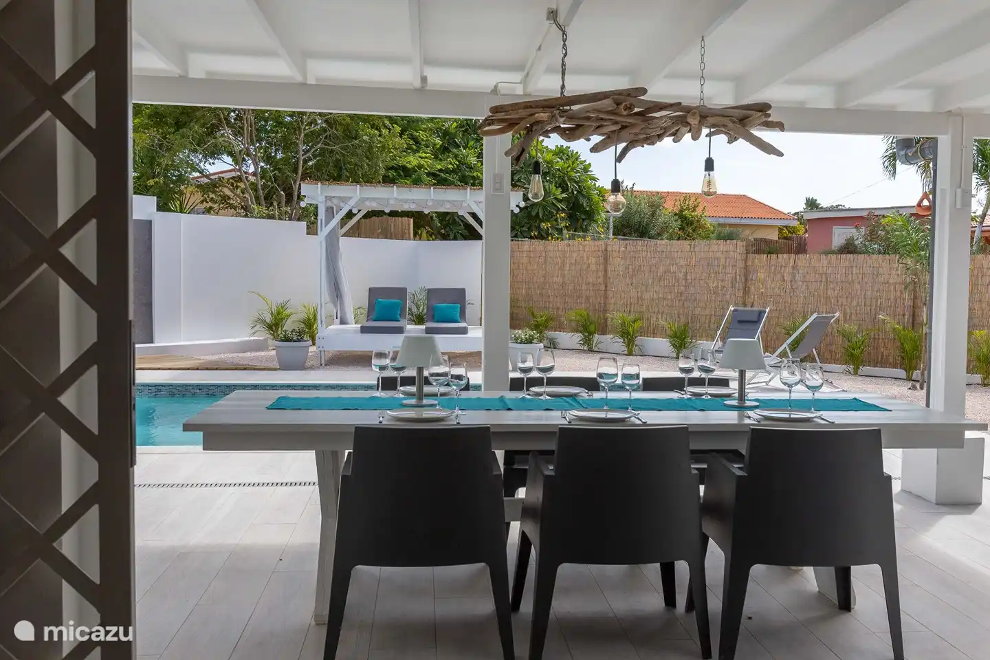 Geräumige überdachte Veranda