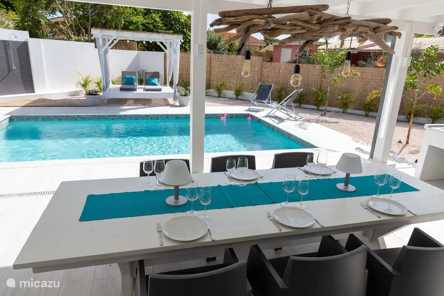 Geräumige überdachte Veranda