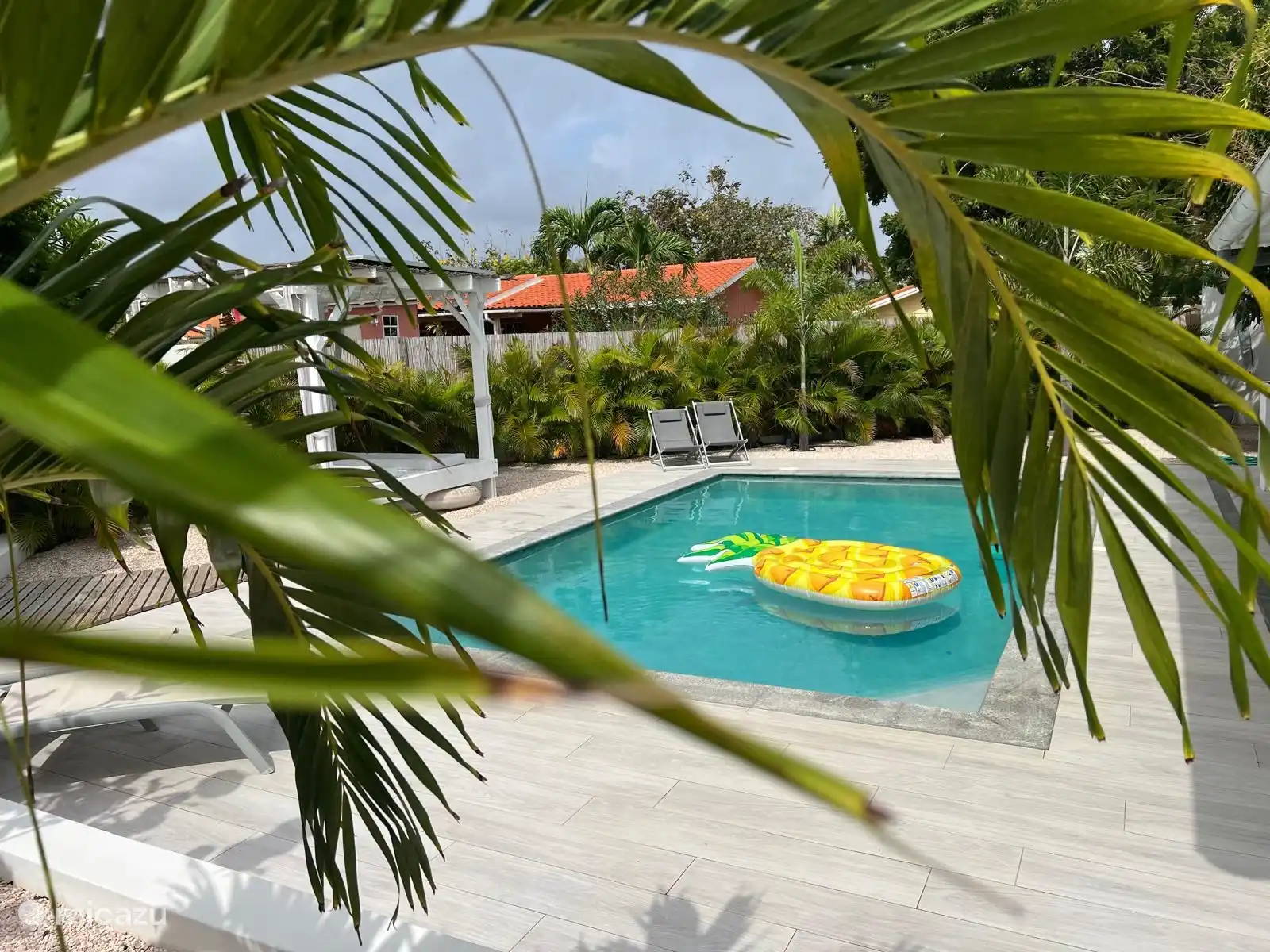 Entspannen Sie sich im Pool, ohne von Nachbarn übersehen zu werden!!