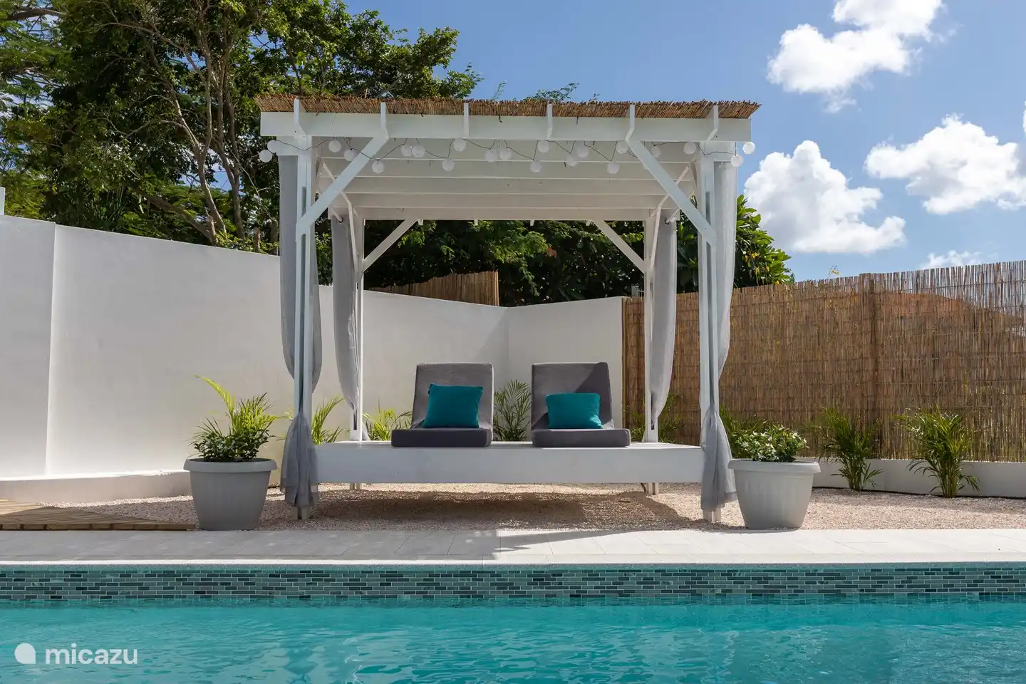 Himmelbett mit verstellbaren Kissen