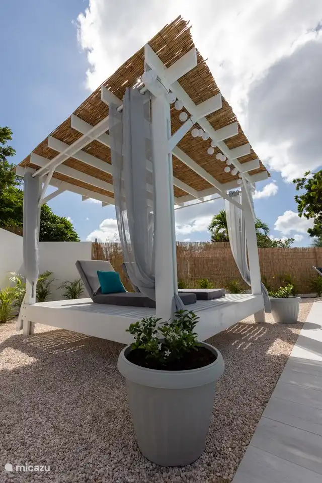 Himmelbett mit verstellbaren Kissen