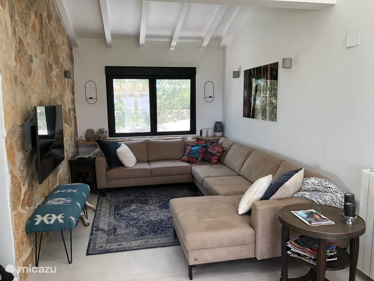 Sitzbereich mit großem Loungesofa und TV