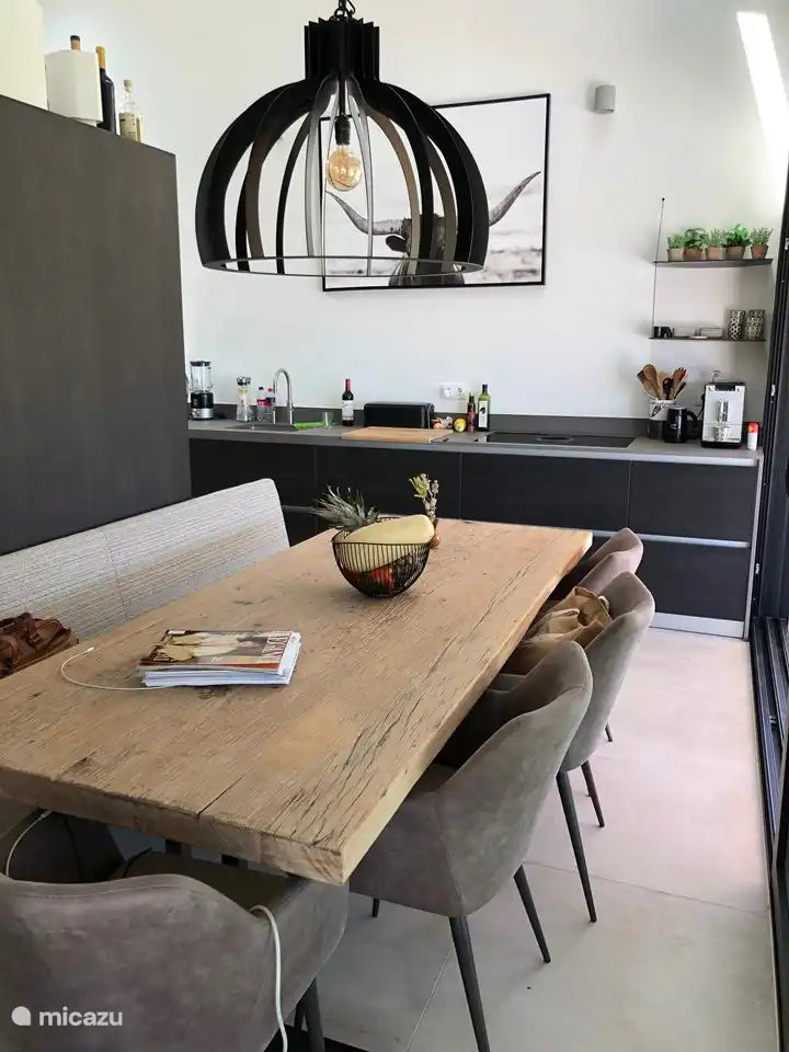 Offene Küche und Esstisch