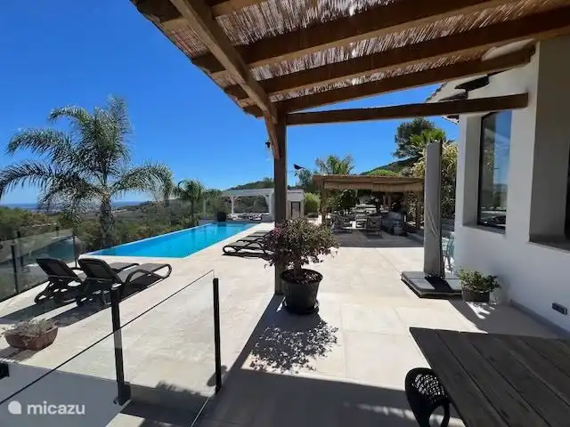 Die großzügige Terrasse mit Sonnen- und Schattenbereichen.