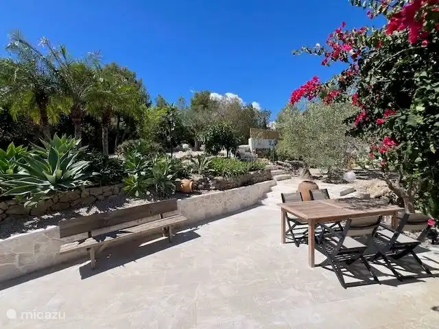 separate Terrasse auf der anderen Seite des Hauses