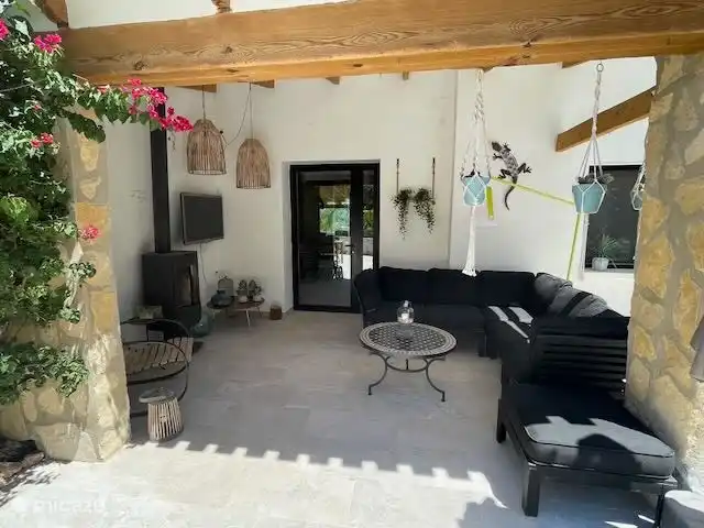 überdachte Terrasse auf der anderen Seite des Hauses