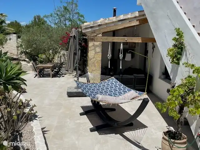 großzügige Terrasse auf der anderen Seite des Hauses