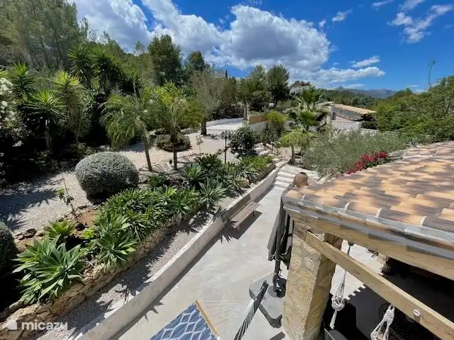 Draufsicht auf die Terrasse auf der anderen Seite des Hauses
