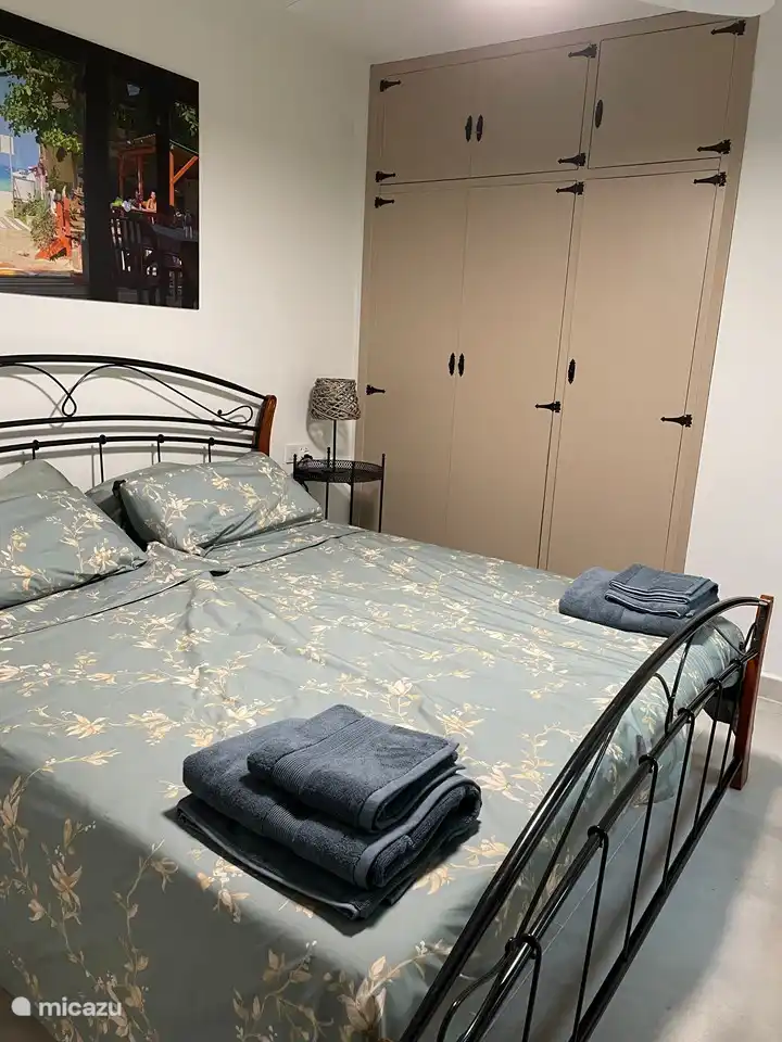 Schlafzimmer 1 mit einem Doppelbett von 180 x 200, Klimaanlage, Ventilator und großem Einbauschrank. Badezimmer verbinden.