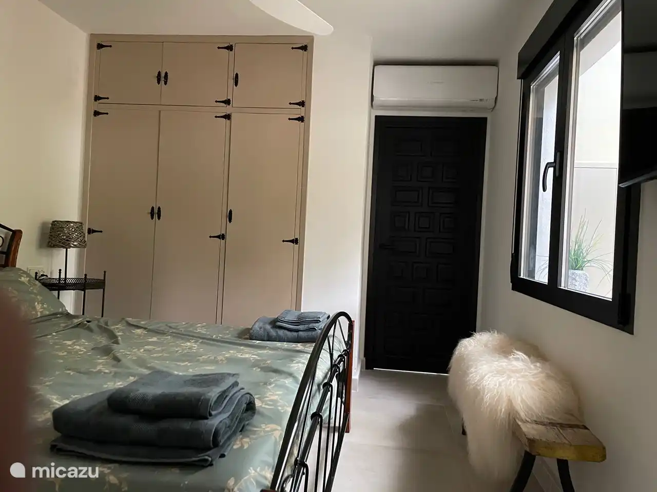 Schlafzimmer 1 mit einem Doppelbett von 180 x 200, Klimaanlage, Ventilator und großem Einbauschrank. Badezimmer verbinden.