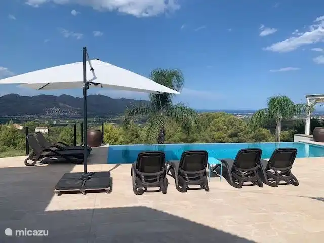 Infiniti Pool mit Blick auf das Tal, die Berge und das Meer