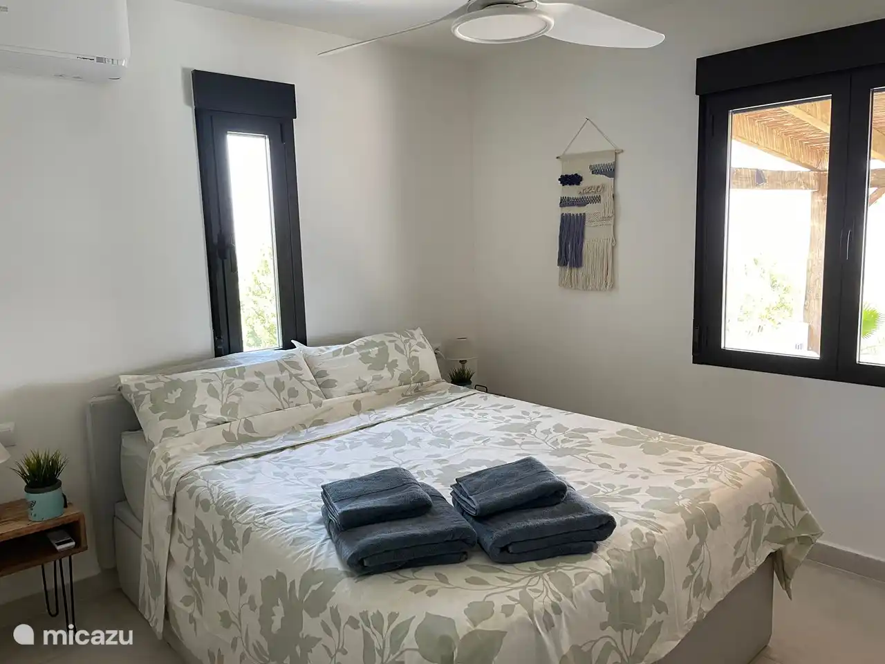 Schlafzimmer 2 mit einem Doppelbett von 160 x 200, Klimaanlage, Ventilator und großem Einbauschrank