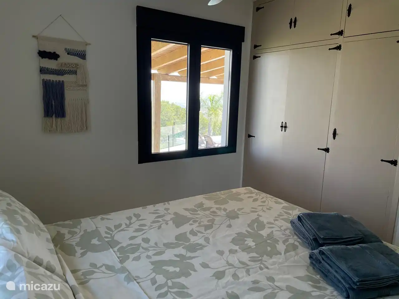 Schlafzimmer 2 mit einem Doppelbett von 160 x 200, Klimaanlage, Ventilator und großem Einbauschrank