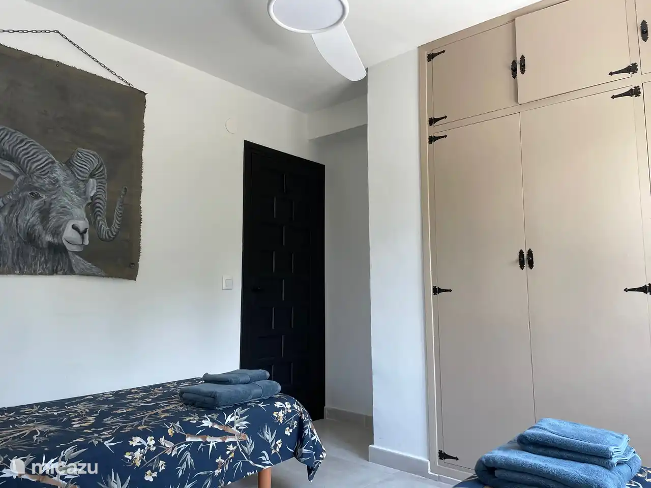 Schlafzimmer 3 mit 2 Einzelbetten von 90 x 200, Klimaanlage, Ventilator und großem Einbauschrank