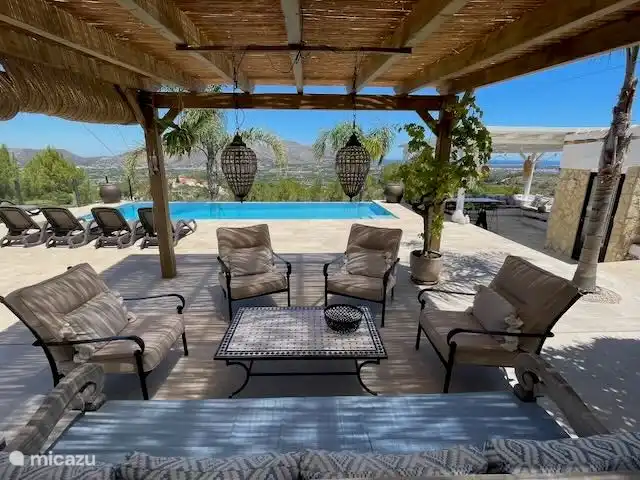 Mehrere gemütliche schattige Sitzgelegenheiten neben Sonnenmöglichkeiten.