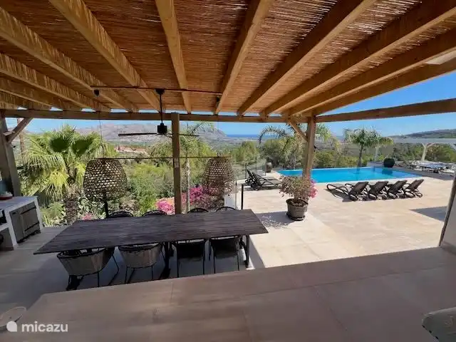 Geräumiger Außentisch mit Außenküche