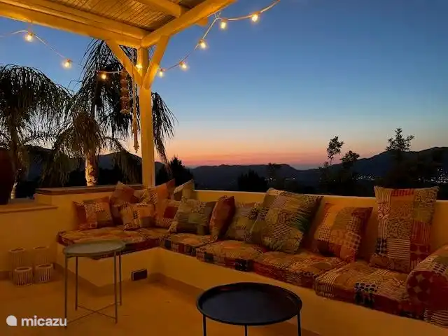 Separater Wohn-/Essbereich mit Bar im Ibiza-Stil