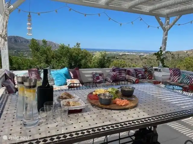 Separater Sitz-/Essbereich im Ibiza-Stil