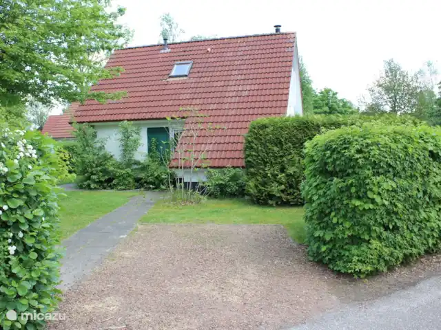vakantiehuis huren in Nederland, Friesland, Sint Nicolaasga – De Zonnewijzer Prive parkeerplaats (1 auto) bij vakantiehuis