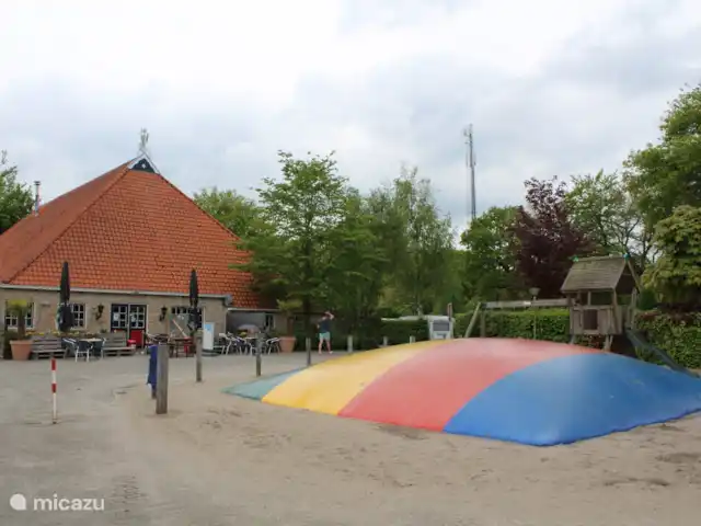 vakantiehuis huren in Nederland, Friesland, Sint Nicolaasga – De Zonnewijzer Restaurant Blaauw Pleats en springkussen