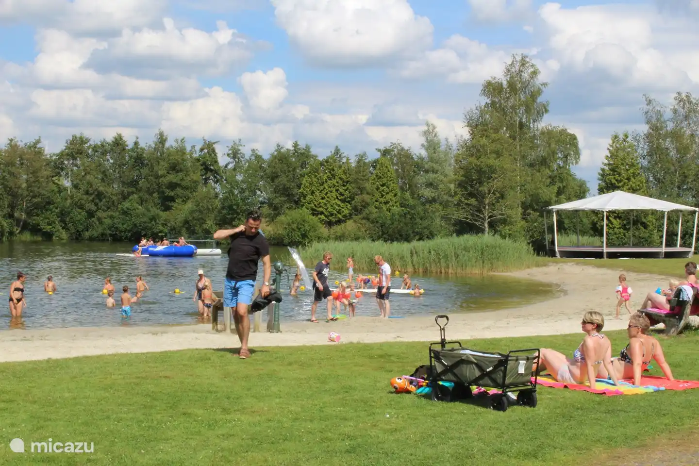 Herrlicher Schwimmteich - für Jung und Alt -
im Park.