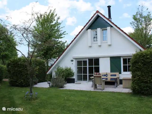 vakantiehuis huren in Nederland, Friesland, Sint Nicolaasga – De Zonnewijzer Heerlijk ruim en gemeubileerd terras gelegen op het zuiden.