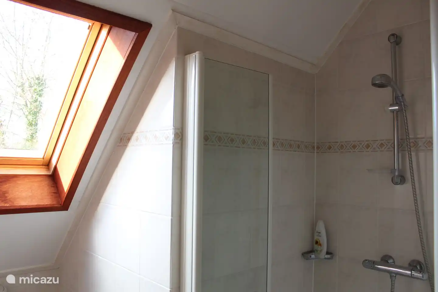 Duschraum mit WC und Waschbecken oben