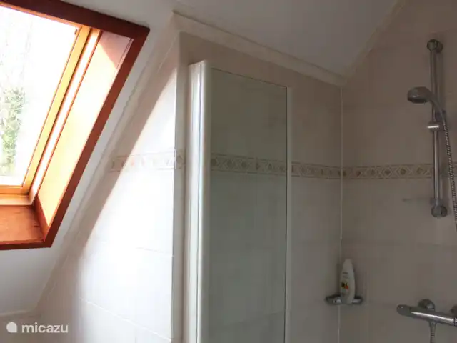 vakantiehuis huren in Nederland, Friesland, Sint Nicolaasga – De Zonnewijzer Douche ruimte met toilet en wastafel boven