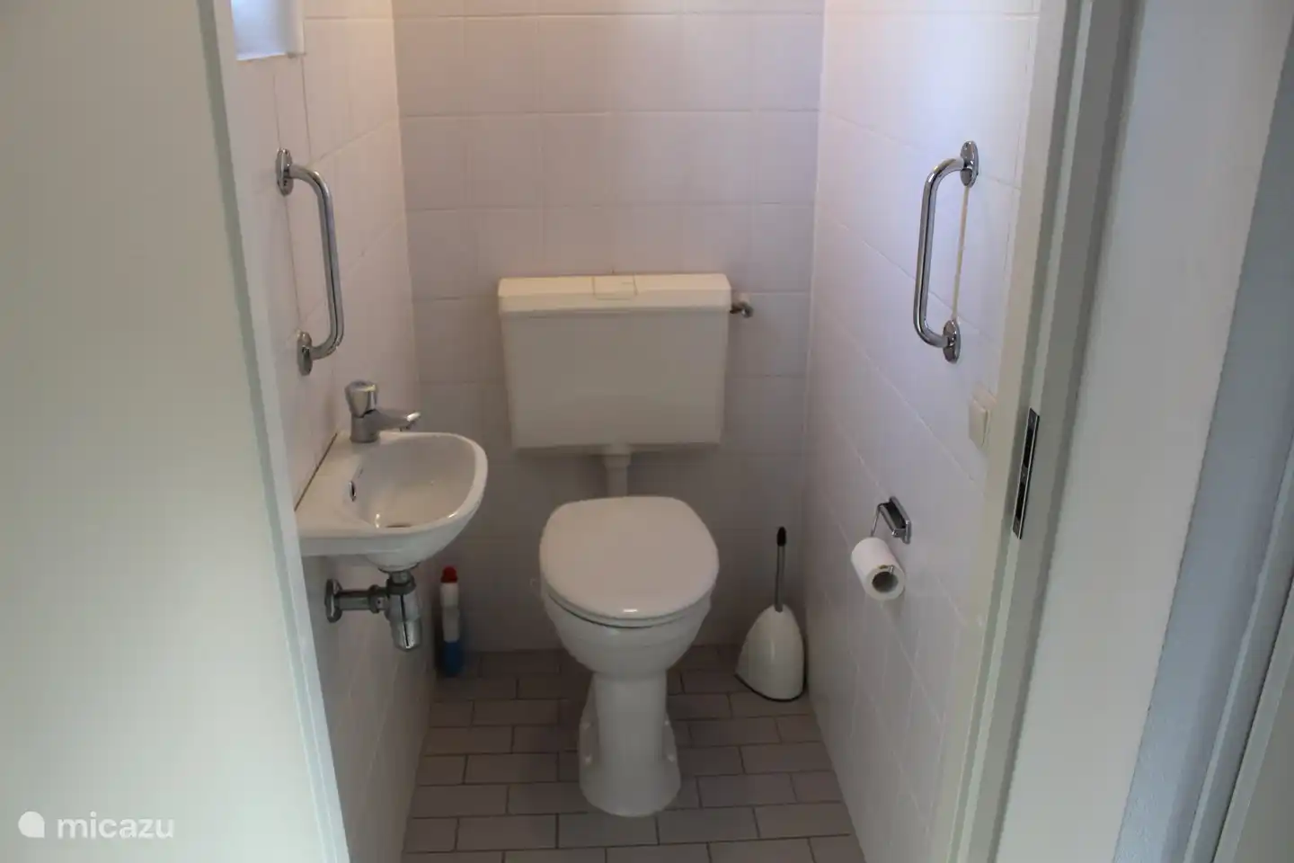 Toilette im Erdgeschoss mit Stehgriffen